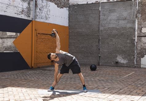 Man die kettlebell oefeningen doet