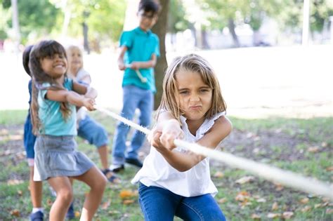 Een groep kinderen die touwtrekken