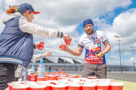 Atleten die energiegels gebruiken tijdens een marathon