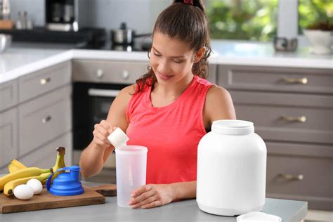 Vrouw die een eiwitshake bereidt