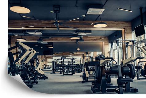 Interieur van een moderne sportschool met diverse fitnessapparatuur