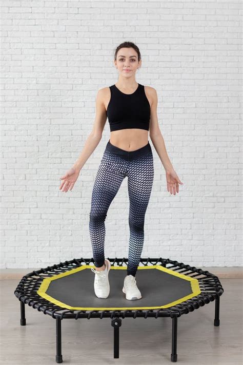 Vrouw die trampoline fitness doet
