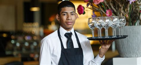 Gastheer serveert drankjes aan tafel
