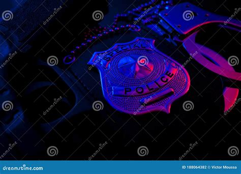 Politiebadge en handboeien