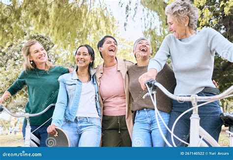 Vrouwen die samen trainen in een kleine groep