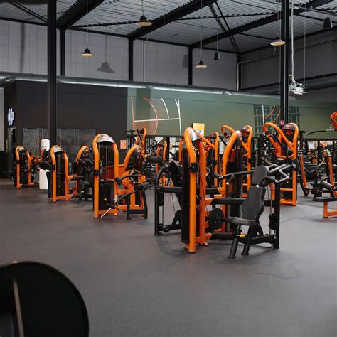 Een sportschoolinterieur met diverse fitnessapparaten