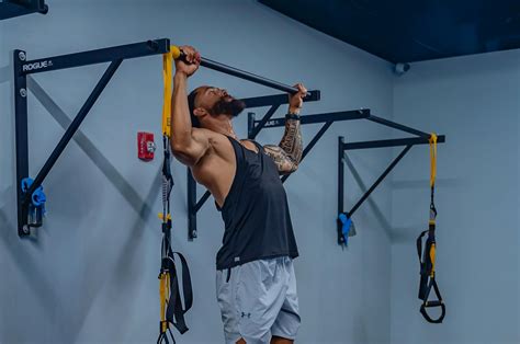 Installatie van een pull-up bar aan de muur