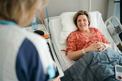 Vrouw met verminkte buik na operatie