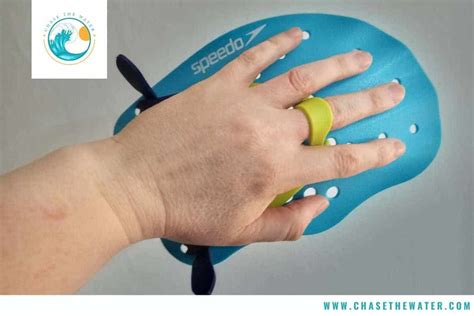Zwemmer met hand paddles