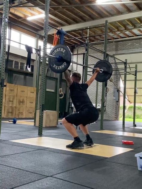 Atleten die zware CrossFit oefeningen uitvoeren