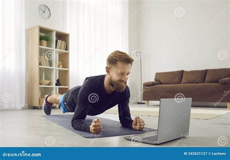 Man die plankoefening uitvoert
