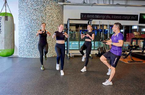 Groepsles fitness met enthousiaste deelnemers