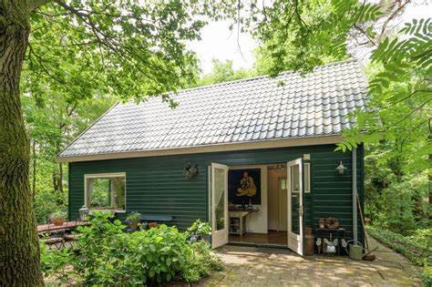 Fietsroute door een bosrijk gebied