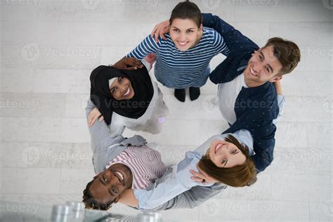 Groep mensen die zich opwarmt voor een bootcamp