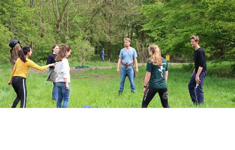 Groep mensen die het spel 
