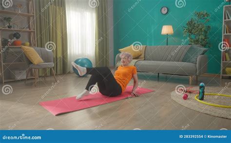 Vrouw die thuis traint met een sportmat