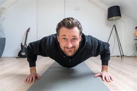 Man die thuis push-ups doet