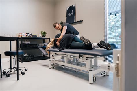 Fysiotherapeut voert diagnostische tests uit