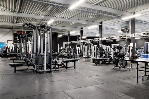 Interieur van een SportCity sportschool met diverse apparatuur