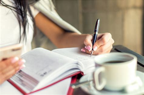 Een persoon die zijn voortgang bijhoudt in een notitieboekje