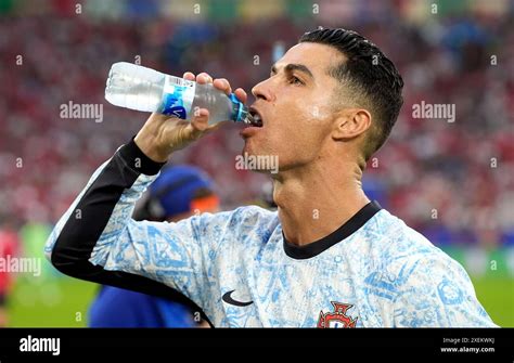 Voetballer die water drinkt