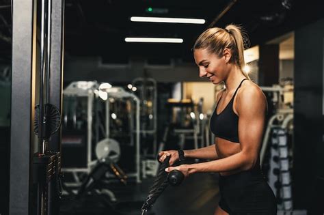 Vrouw sport in sportschool
