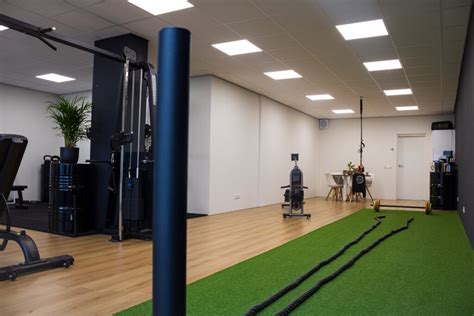 Sfeerimpressie van een sportschool met diverse apparatuur en groepslessen