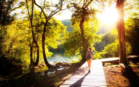 Persoon die een ontspannende wandeling maakt in de natuur