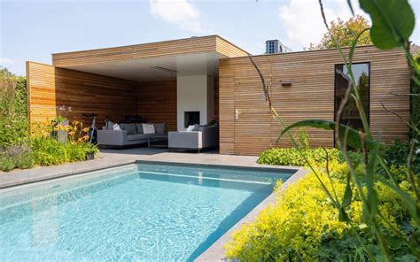 Het nieuwe zwembad en poolhouse van Mo Bicep
