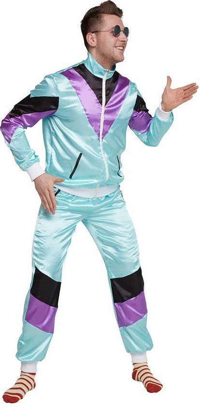 Foute party outfit heren met trainingspak en pet