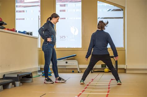 Personen die samen sporten onder begeleiding van een trainer