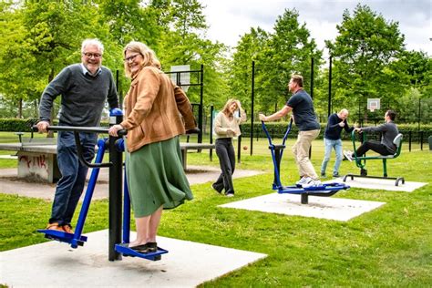 Overzicht van fitnesstoestellen in een park