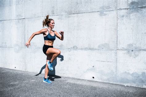 Vrouw doet een hoge intensiteit interval training thuis