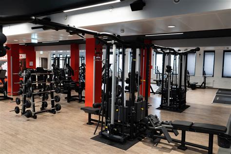 Einladendes Bild eines Clever Fit Studios mit trainierenden Mitgliedern