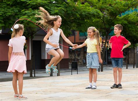 Kinderen die samen touwtje springen