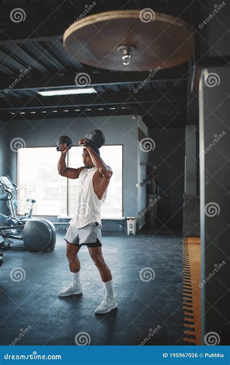 Man die kettlebell oefening uitvoert