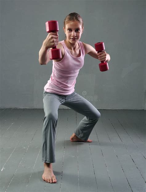Een vrouw doet oefeningen met 1 kg dumbbells