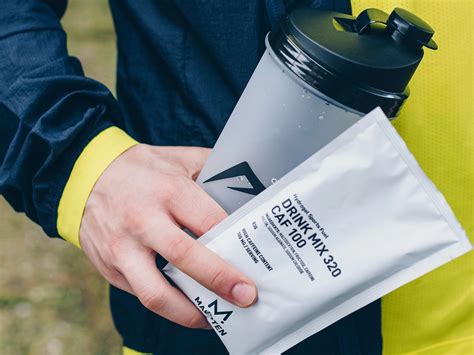 Afbeelding van sportvoeding zoals repen en sportdrank.