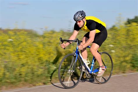 Fietser die een intense training doet op een indoortrainer