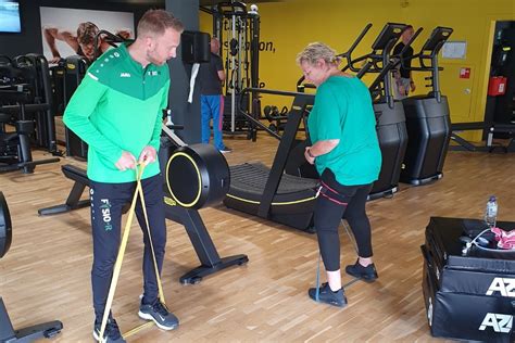 Mensen die samen trainen onder begeleiding
