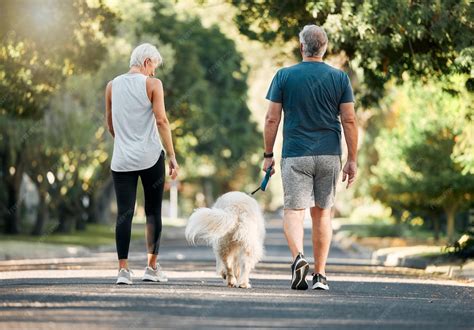 Man en vrouw die wandelen met armen zwaaiend