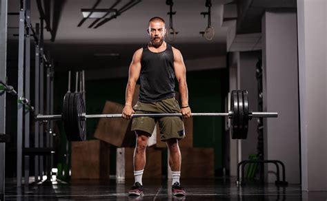 Man die een compoundoefening uitvoert (bijv. deadlift of squat)