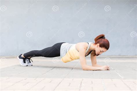 Vrouw in plankpositie
