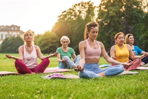 Personen die buiten trainen in een park