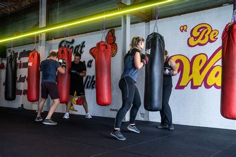 Een bokser in actie tijdens een training