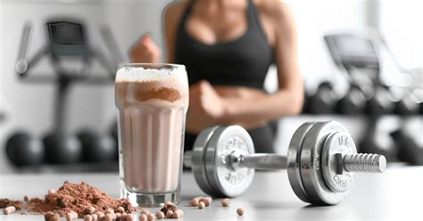mannen drinken proteïne shakes na het sporten