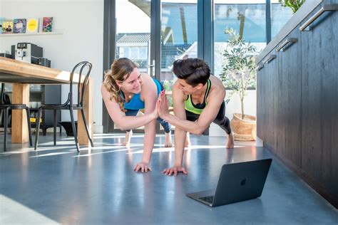 Vrouw die krachttraining doet