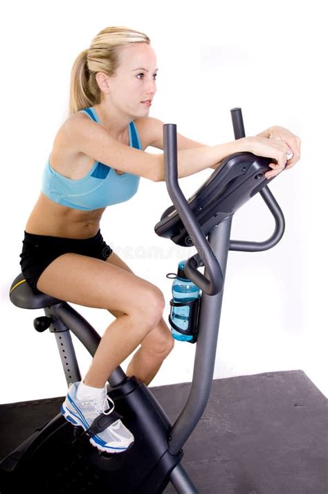 Jonge vrouw die fietst op een hometrainer