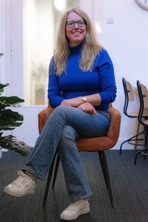 Baukje Veenstra aan het werk in haar studio