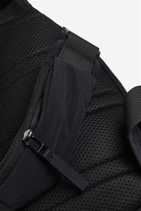 Detail van waterafstotend materiaal van een sporttas